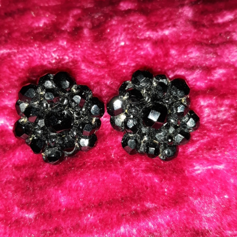 Vintage pair of pierced earrings black